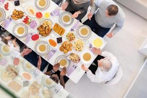 vista superior da família muçulmana moderna tendo um banquete do ramadã foto