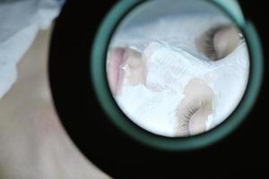 mulher com máscara facial em estúdio de cosméticos foto