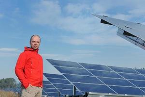 engenheiro de painel solar masculino no local de trabalho foto