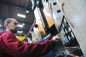 trabalhadores da indústria pessoas na fábrica foto