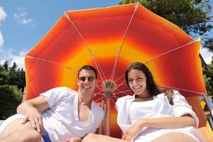 casal feliz se diverte na praia foto