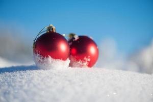 bola vermelha de natal na neve fresca foto