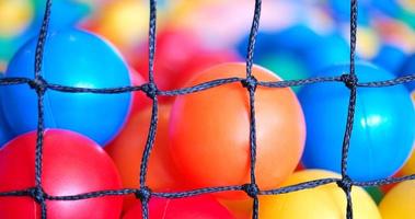 bolas de brinquedo de plástico colorido na piscina de jogo foto