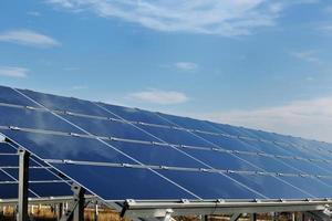 campo de energia renovável do painel solar foto