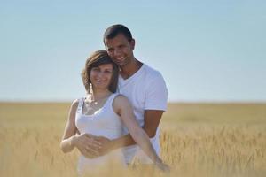 casal feliz no campo de trigo foto