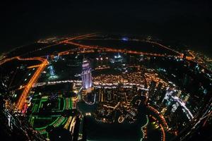 panorama da cidade de dubai no centro da cidade à noite foto