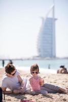 mãe e filha na praia foto