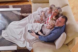 família jovem feliz em casa foto