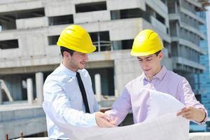 equipe de arquitetos no canteiro de obras foto