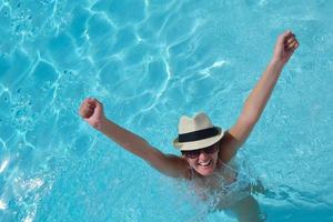 mulher feliz na piscina foto