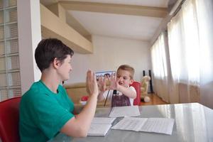 menino fazendo lição de casa foto