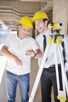 equipe de arquitetos no canteiro de obras foto