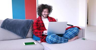 homem tomando café desfrutando de estilo de vida relaxante foto