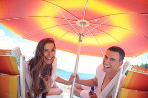 casal feliz se diverte na praia foto