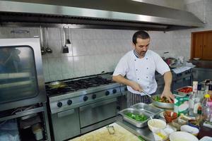 chef preparando comida foto