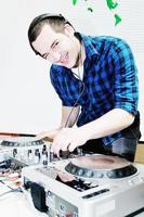DJ em festa foto