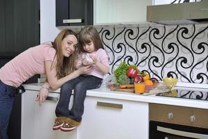 feliz filha e mãe na cozinha foto