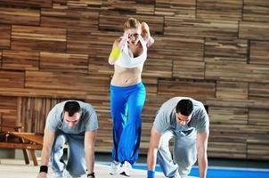 grupo de jovens adultos no clube de fitness foto