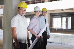 equipe de arquitetos no canteiro de obras foto