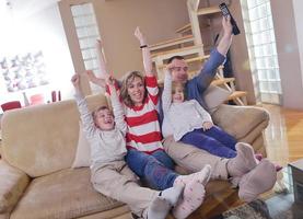 família jovem feliz em casa foto