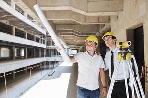 equipe de arquitetos no canteiro de obras foto