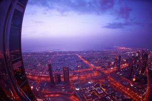 horizonte noturno de dubai foto