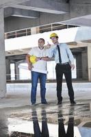 equipe de arquitetos no canteiro de obras foto