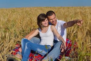 casal feliz no campo de trigo foto