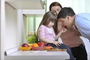 família jovem feliz na cozinha foto