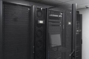 data center com várias linhas de racks de servidor totalmente operacionais. telecomunicações modernas, computação em nuvem, inteligência artificial, banco de dados, conceito de tecnologia de supercomputador. foto