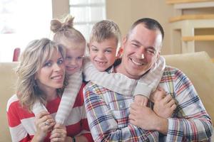 família jovem feliz em casa foto