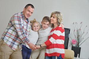 família jovem feliz em casa foto