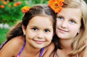 duas meninas felizes se divertem ao ar livre foto