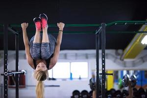 mulher fazendo exercícios abdominais foto