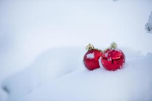 bola de natal na neve foto