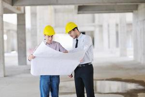 equipe de arquitetos no canteiro de obras foto