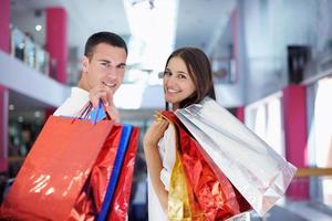 feliz casal jovem em compras foto