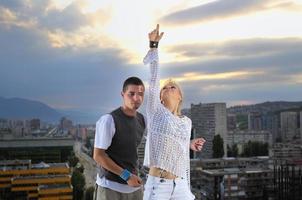 casal urbano romântico dançando em cima de bulding foto