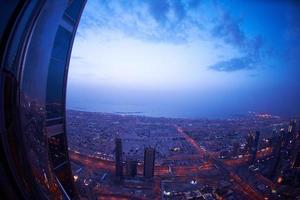 horizonte noturno de dubai foto