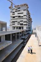 equipe de arquitetos no canteiro de obras foto