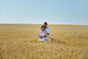 casal feliz no campo de trigo foto