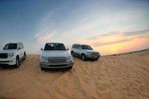 veículos de safári no deserto foto