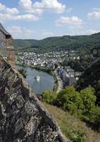 vista sobre a cidade de cochem na região de mosela da alemanha foto