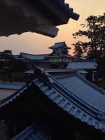 Castelo de kanazawa no japão durante o pôr do sol foto