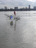 clima extremo - zona pedonal inundada em colônia, alemanha foto
