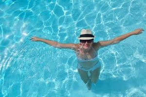 mulher feliz na piscina foto