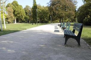 bancos de parque vazios em dusseldorf em um dia ensolarado foto