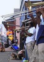 nova orleães, louisiana, eua, 2020 - músicos de jazz tocando no bairro francês de nova orleães, louisiana, com multidões e luzes de neon ao fundo. foto