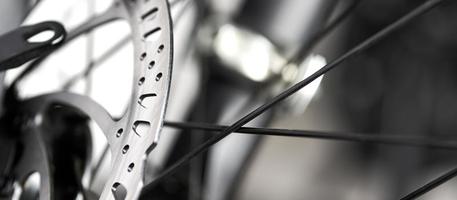 freios a disco de bicicleta close-up, disco de metal preso à roda de bicicleta, freios de bicicleta de montanha eficazes foto