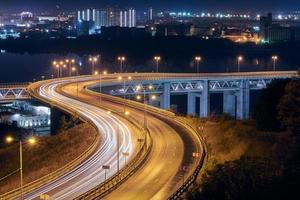 rodovia em luzes noturnas foto